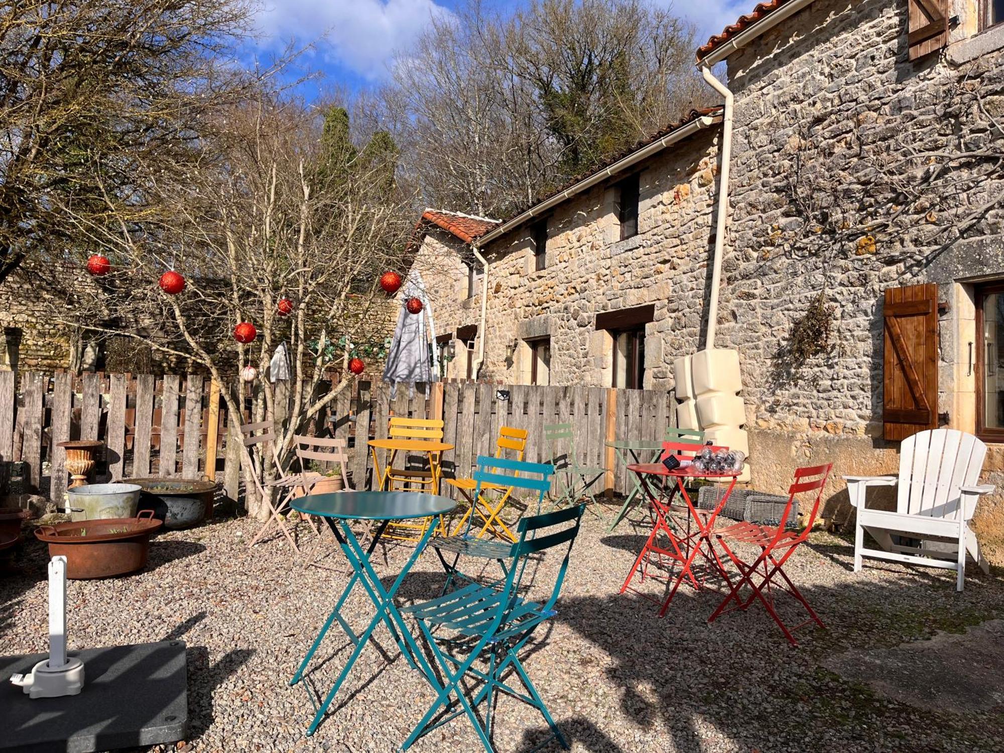 Апартаменты Le Plantier 1 Beaulieu-sur-Sonnette Экстерьер фото